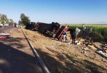 Vuelca tráiler con mercancía sobre la Culiacán-Mazatlán; pobladores lo dejan vacío