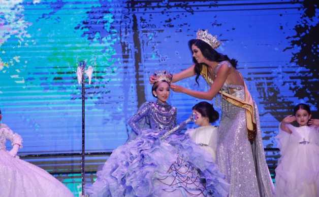 Scarlet l recibe su corona para en la nueva Reina Infantil del Carnaval de Mazatlán |