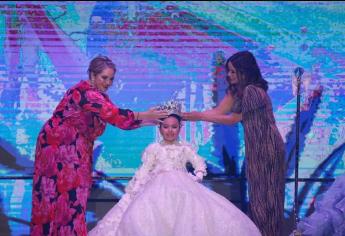 Scarlet l recibe su corona para convertirse en la nueva Reina Infantil del Carnaval de Mazatlán