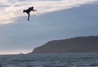 Se viraliza video de hombre cayendo del parachute en Mazatlán