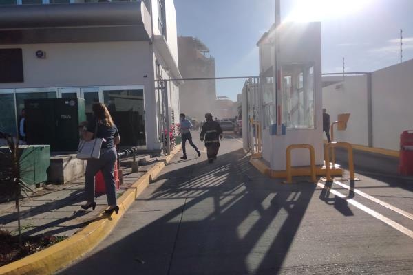 Evacuan a cientos de trabajadores tras incendio de vehículo en un edificio del sector Tres Ríos