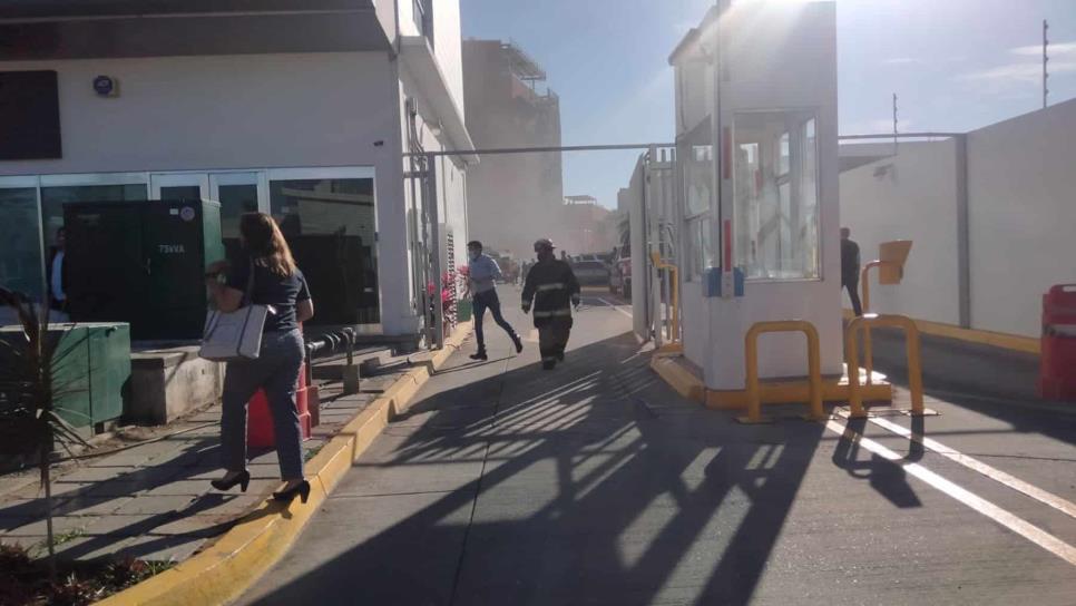 Evacuan a cientos de trabajadores tras incendio de vehículo en un edificio del sector Tres Ríos