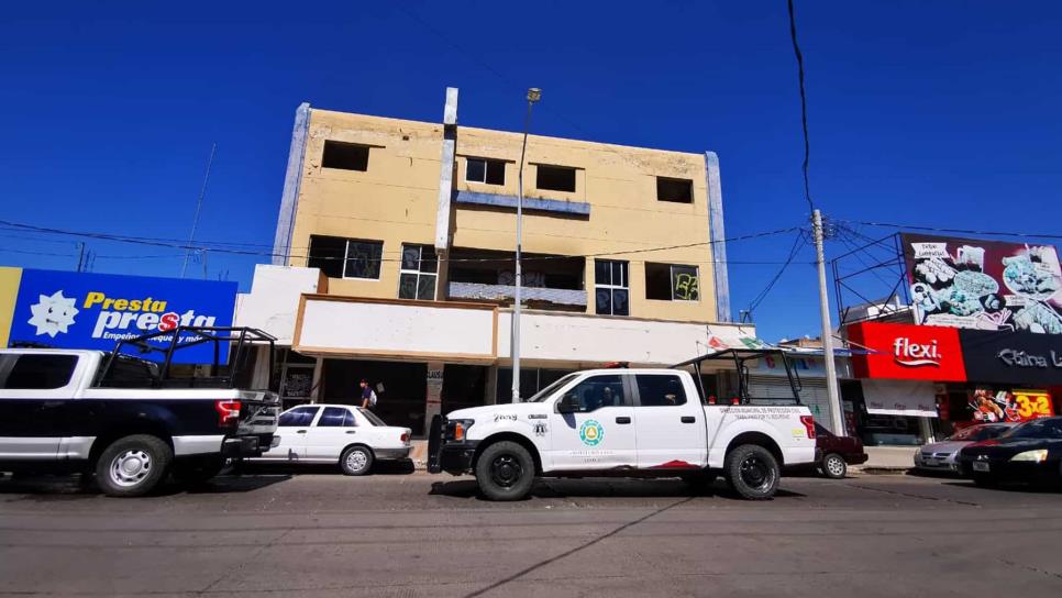 Se incendia hotel en abandono en el Centro de Los Mochis