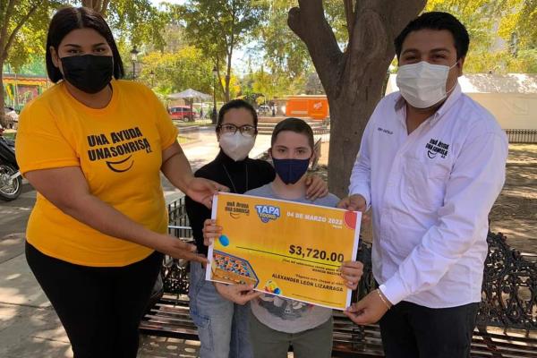 Se entrega apoyo del «Tapatoons» para gastos médicos del niño Alexander