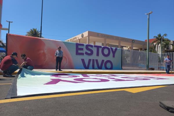 Sacerdote y miembros de Vía Familia realizan huelga de hambre en el Congreso