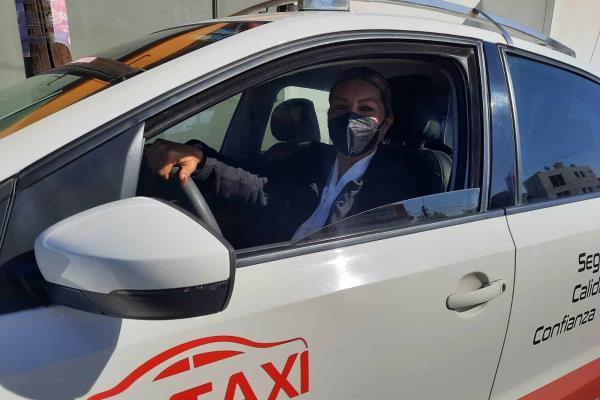 El volante se convirtió en su aliado; Blanca es una ejemplar taxista en Mazatlán