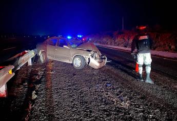 Chocan de frente dos autos en la carretera México 15; uno de los conductores resultó herido