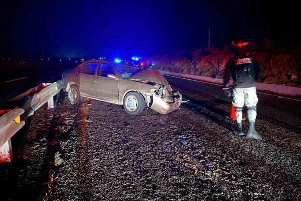 Chocan de frente dos autos en la carretera México 15; uno de los conductores resultó herido