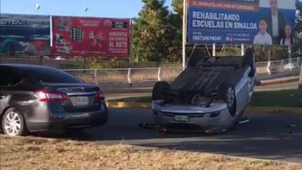 Automóvil vuelca y queda con las llantas hacia arriba sobre el malecón viejo en Culiacán