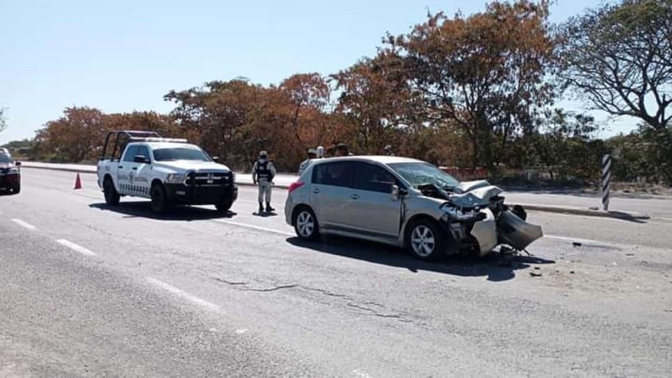 Maestro de la UAS queda lesionado tras impactar contra unidad de carga en Villa Unión