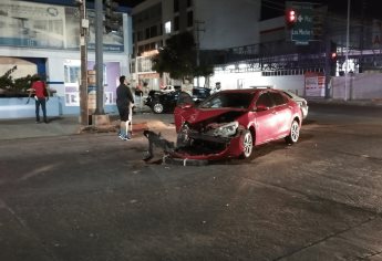 Autos quedan destrozados tras chocar en el cruce de la avenida Obregón y bulevar Leyva Solano