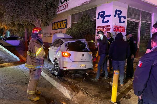Un lesionado tras choque contra una refaccionaria en Guamúchil