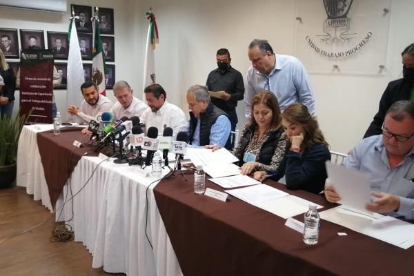 Firma Ayuntamiento de Ahome convenio de colaboración con el ICATSIN