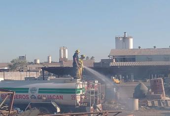 Incendio arrasa parte de empresa de venta de materiales, en Bachigualato