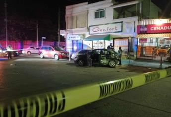 Dos jóvenes mueren tras choque entre camioneta y vehículo Uber, en Culiacán