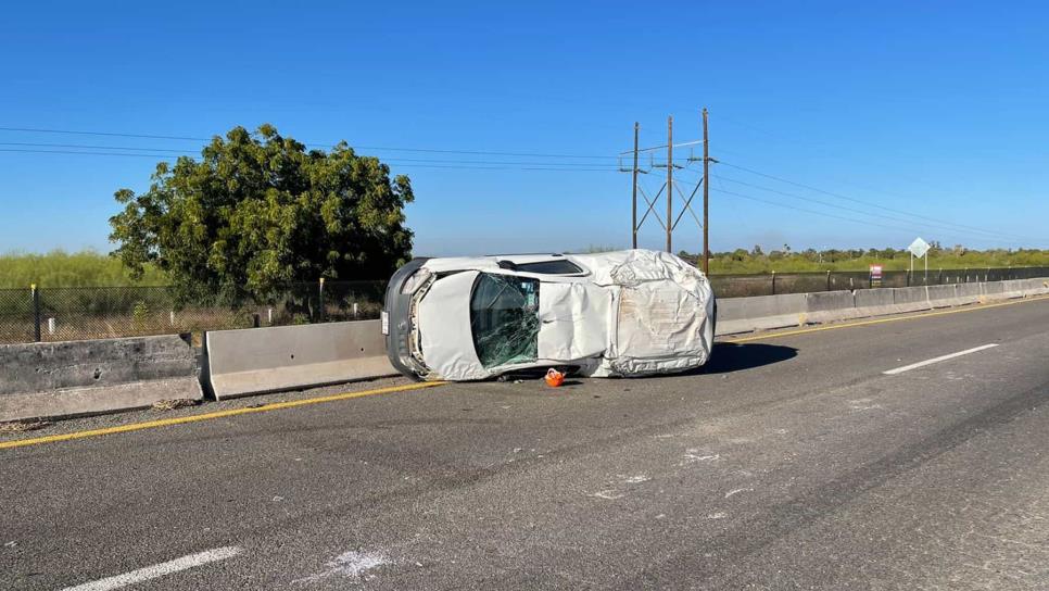 Vuelca vagoneta en la México 15 en Las Brisas, Guasave