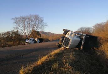 Dos tráileres vuelcan en la carretera hacia la mina San José, en la sindicatura de Las Tapias