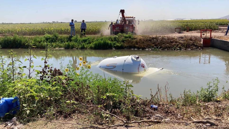 Pipa con 3 mil litros de gas LP cae a un canal en Compuertas