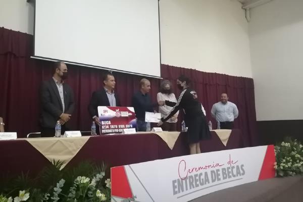 Más de 270 alumnos reciben su beca gracias al pago del predial
