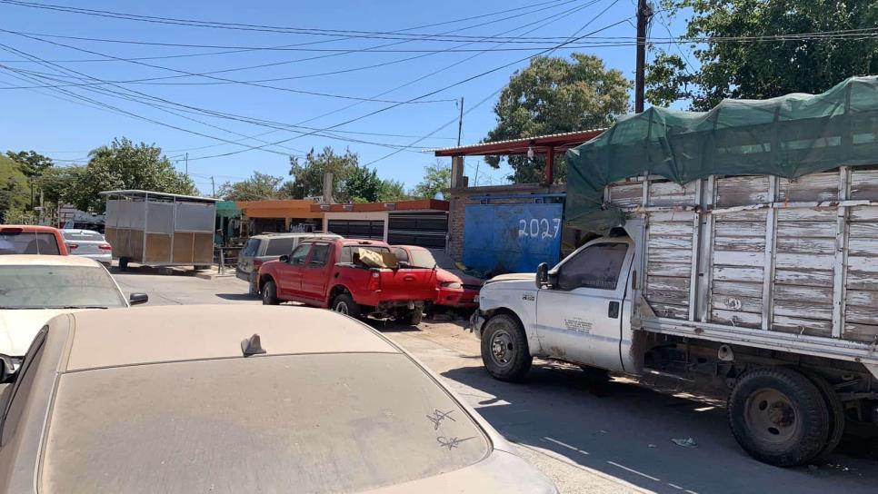 Dos talleres en la misma cuadra acaparan la calle con autos descompuestos