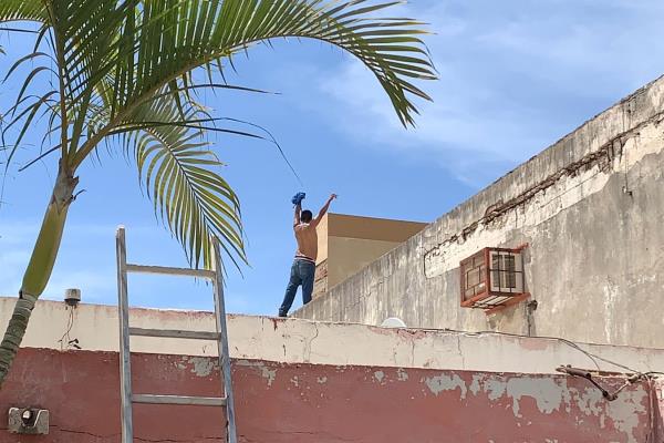 Hombre amenaza con lanzarse desde lo alto de un edificio en Los Mochis