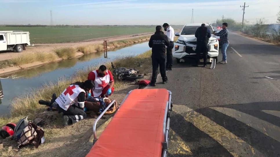 Policía de Guasave invade carril en su moto y choca de frente con una camioneta