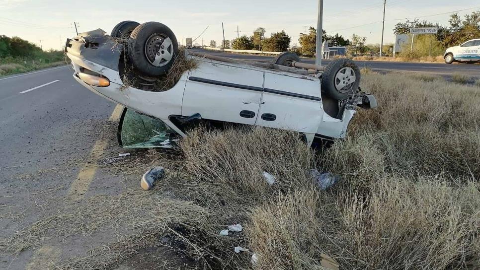 Vuelca camioneta tras ser impactada por un tráiler