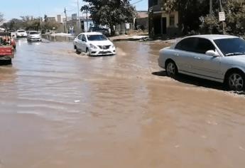 Se desborda canal de riego e inunda colonia de Los Mochis