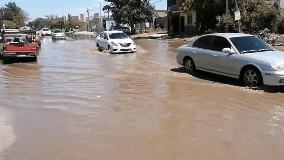 Se desborda canal de riego e inunda colonia de Los Mochis