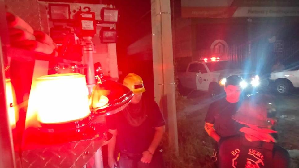 Bomberos se movilizan tras incendio de un domicilio en Villa del Cedro, en Culiacán