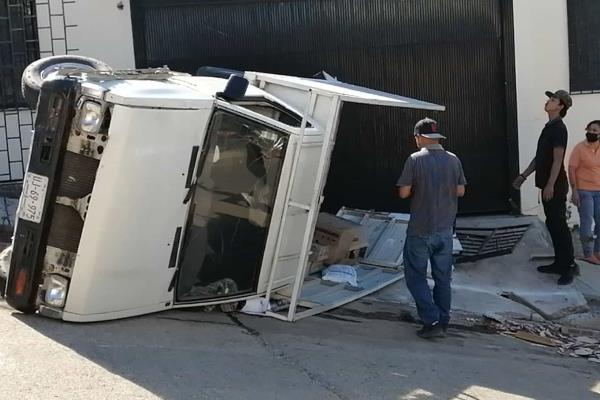 Vuelca camioneta cargada de vitropiso en la colonia Lomas de Guadalupe, en Culiacán