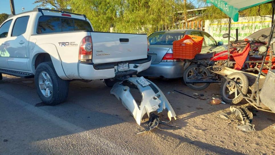 Auto embiste a vendedor de nieves y provoca carambola en la carretera Culiacán - Eldorado