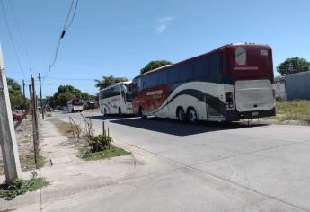 Denuncian camiones y autos abandonados en colonia de Los Mochis