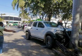 Camioneta choca contra camión y termina dentro de la Plazuela 27 de Septiembre en Los Mochis