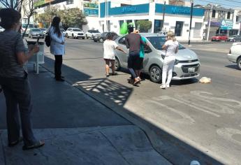 «Abuelito» sale a pasear a su perro y los atropellan