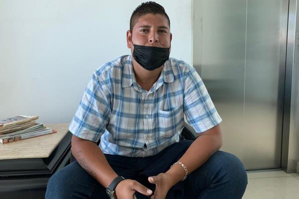 Joven acusado de robo de taxi asegura que solo estaba dormido y que policías lo golpearon