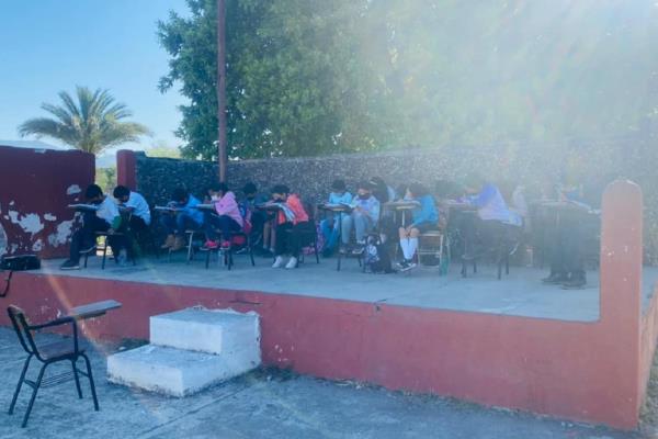 Niños de Choix toman clases a la intemperie, su escuela es un peligro
