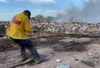 Intensifican trabajos para sofocar el incendio del basurón municipal