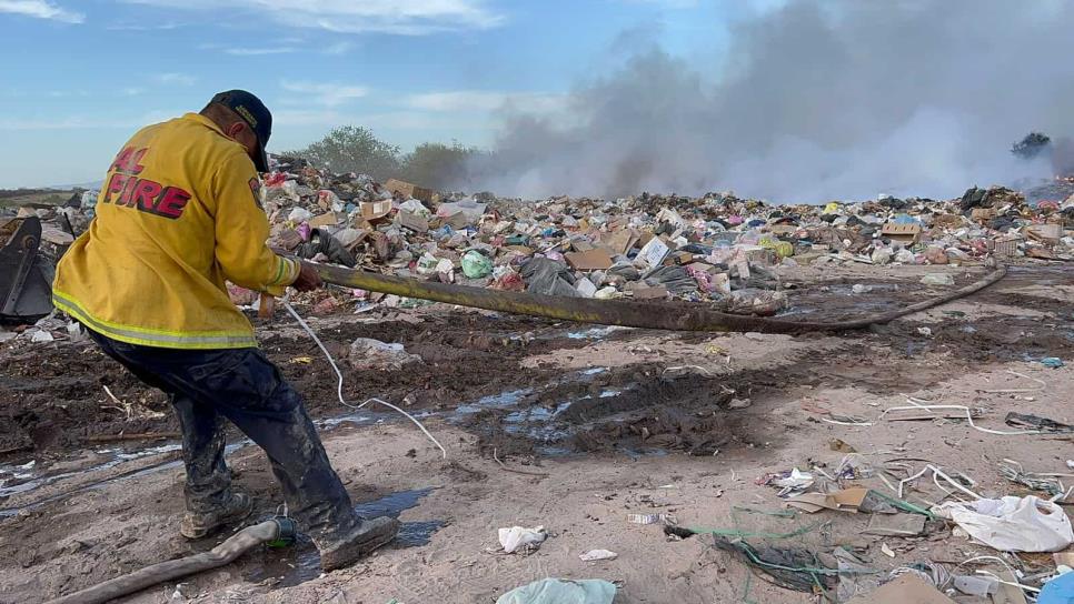 Intensifican trabajos para sofocar el incendio del basurón municipal