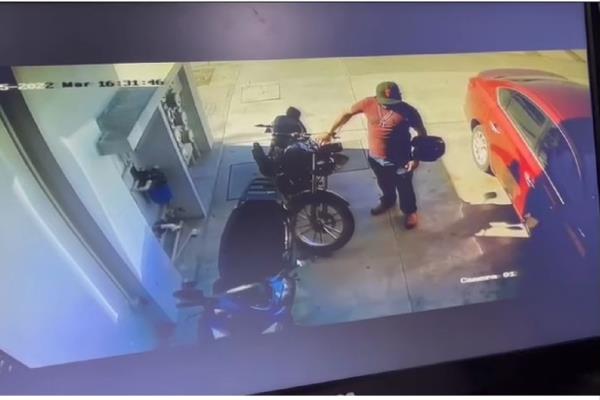 Otro robo captado en cámara, ahora es una motocicleta