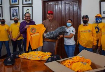 Alcalde de El Fuerte entrega uniformes a personal voluntario de Protección Civil
