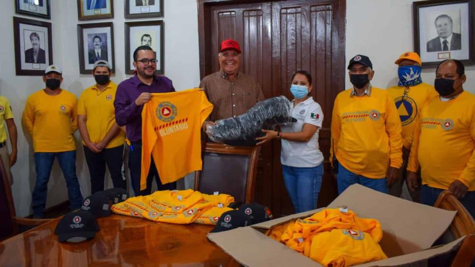 Alcalde de El Fuerte entrega uniformes a personal voluntario de Protección Civil