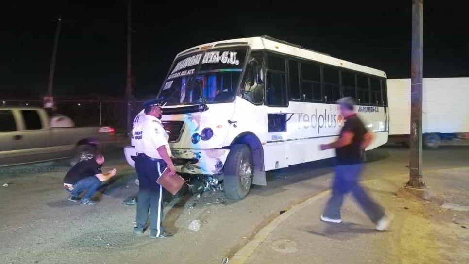 Motociclistas quedan graves tras ser atropellados por camión de la ruta Margarita, en Culiacán