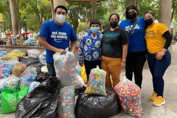¡Es hoy! «Una Ayuda Una Sonrisa» invita a donar tapitas de plástico en la Plazuela
