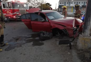 Auto BMW queda destrozado tras chocar contra poste, en Mazatlán