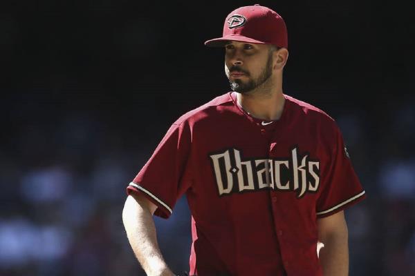 Óliver Pérez llega a 20 temporadas en Grandes Ligas