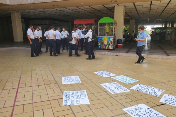 Remueven a policías del Palacio de Gobierno y se manifiestan