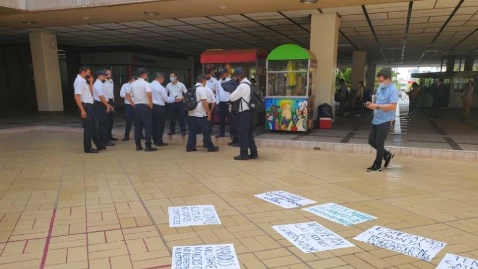 Remueven a policías del Palacio de Gobierno y se manifiestan