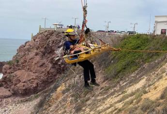 Rescatistas practican emergencias en zonas rocosas y de playa