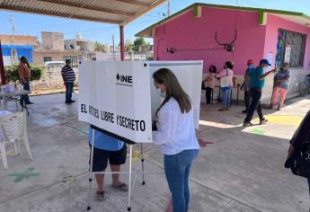 Alcaldesa Blanca Estela García Sánchez acude a emitir su voto en la revocación de mandato